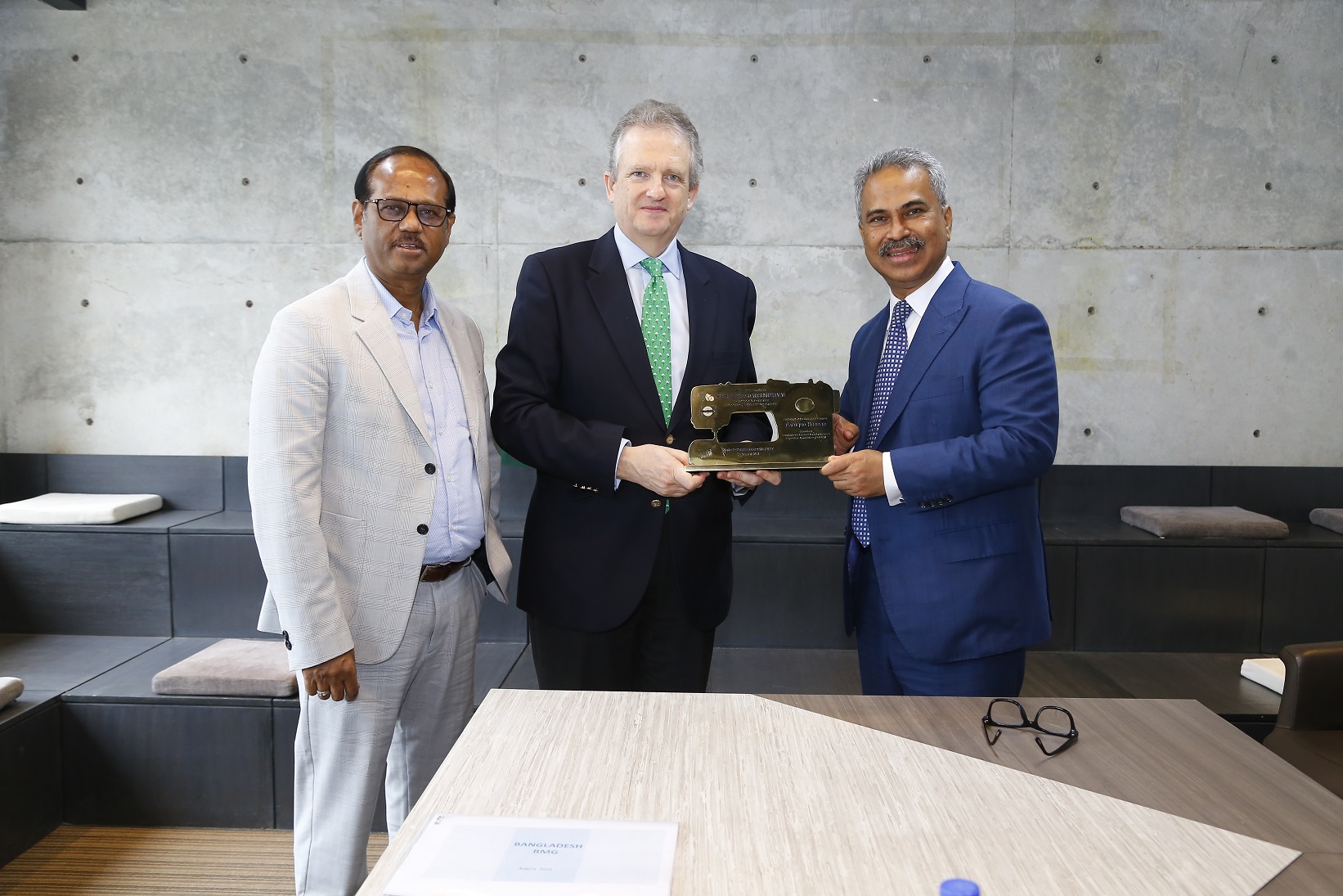 Ambassador of Spain to Bangladesh, Francisco de Asís Benítez Salas, paid a courtesy call on BGMEA President Faruque Hassan at the latter’s office in Dhaka. BGMEA Vice President Shahidullah Azim also attended the meeting. The BGMEA President sought the sup